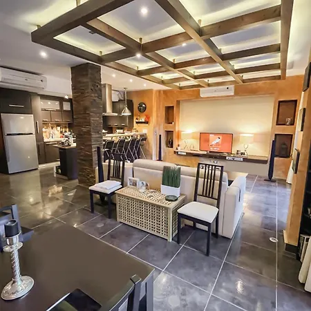 Family-Friendly Beach Getaway With Jacuzzi-Garden-Resort And Mountain Views