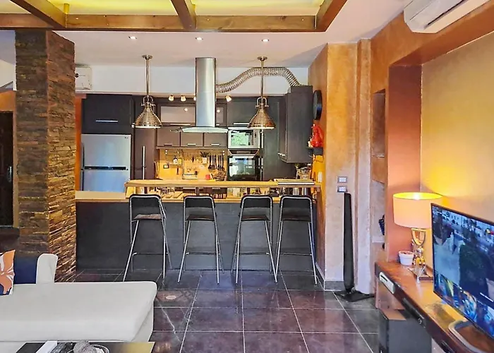 Family-friendly Getaway With Jacuzzi-garden-resort And Mountain Views